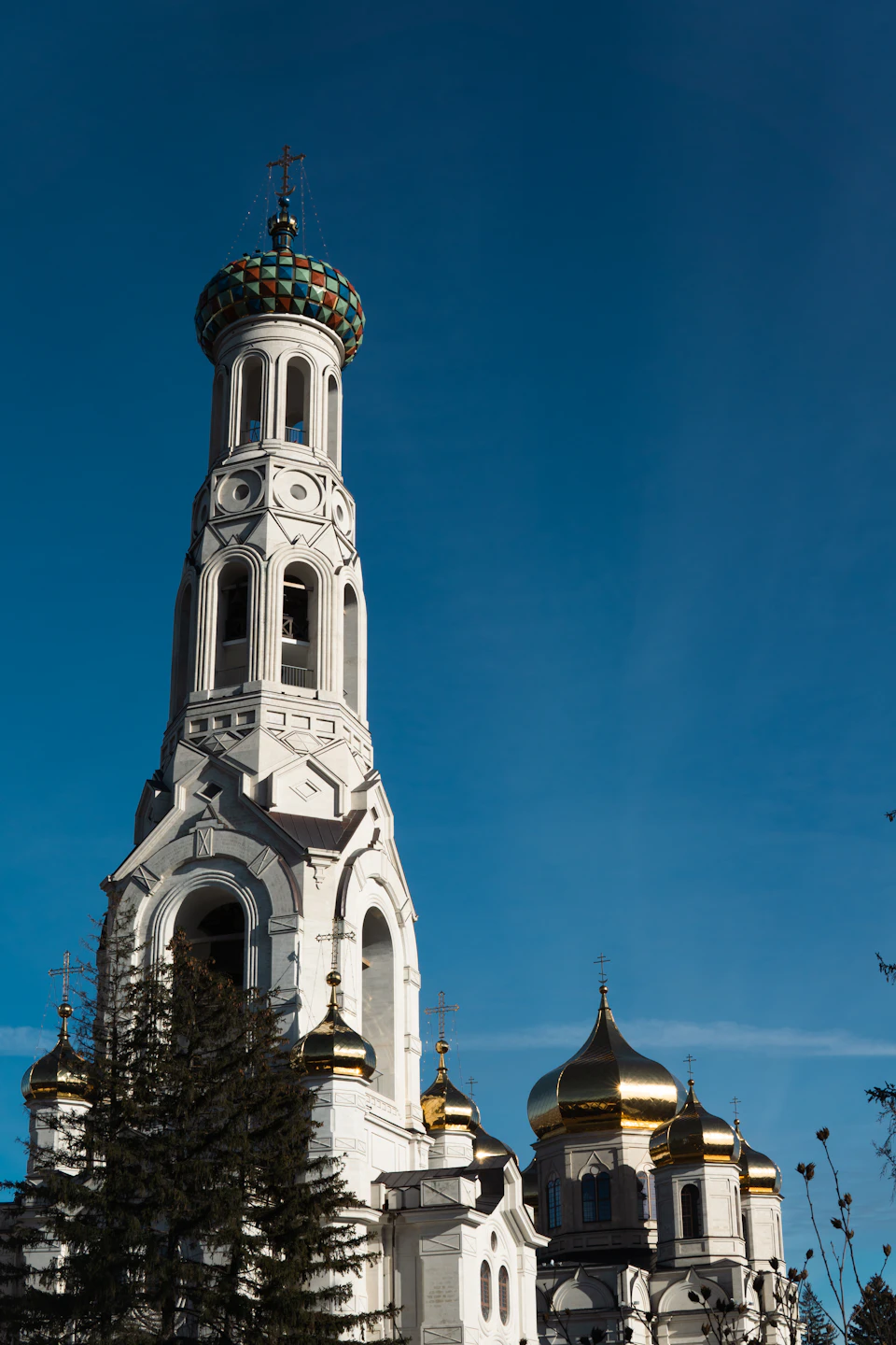 Колокольня собора с золотыми куполами в Ставрополе